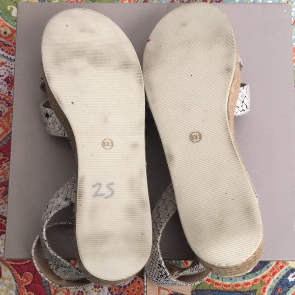 Black and white snake print pattern sandals. - Picture 3 of 5